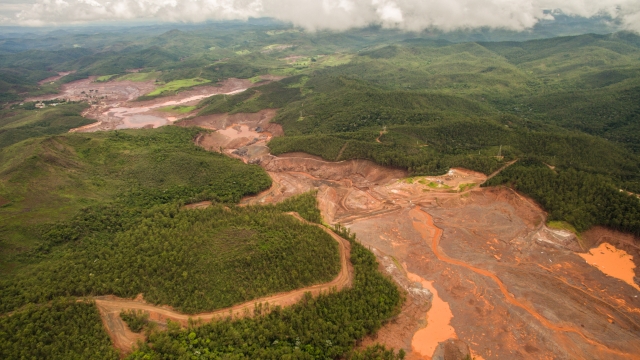 Foto: Damages in the landscape after a dam that was securing mining waste collapsed in Minas Gerais. Photo: Fabio Nascimento Foto: Damages in the landscape after a dam that was securing mining waste collapsed in Minas Gerais. Photo: Fabio Nascimento