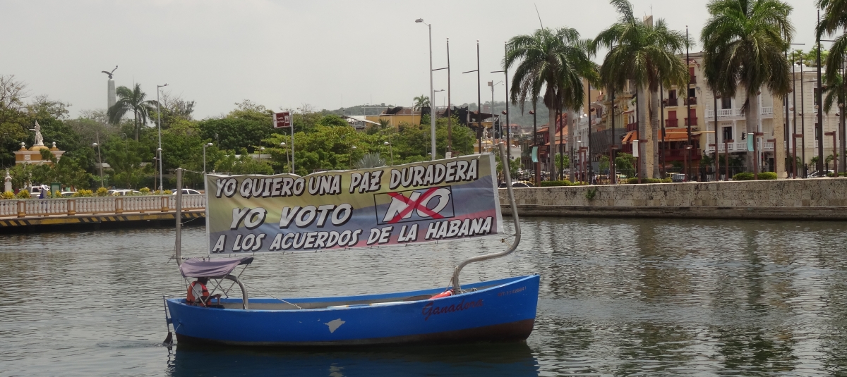 Foto: En liten kampanjebåt oppfordrer til å stemme nei til fredsavtalen. (Silje Syvertsen)