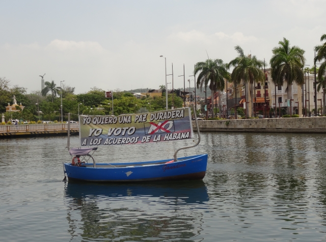 Foto: En liten kampanjebåt oppfordrer til å stemme nei til fredsavtalen. (Silje Syvertsen)